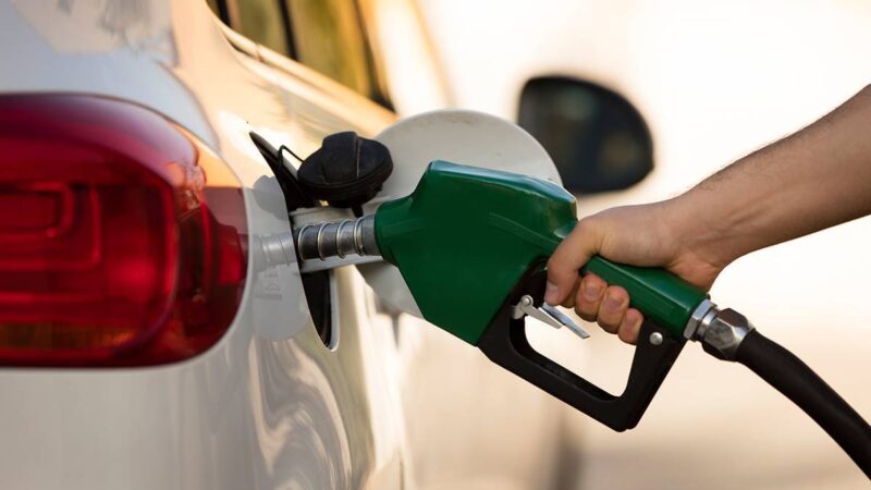 Preço médio da gasolina comum se aproxima dos R$ 7 e março tem o combustível mais caro do ano