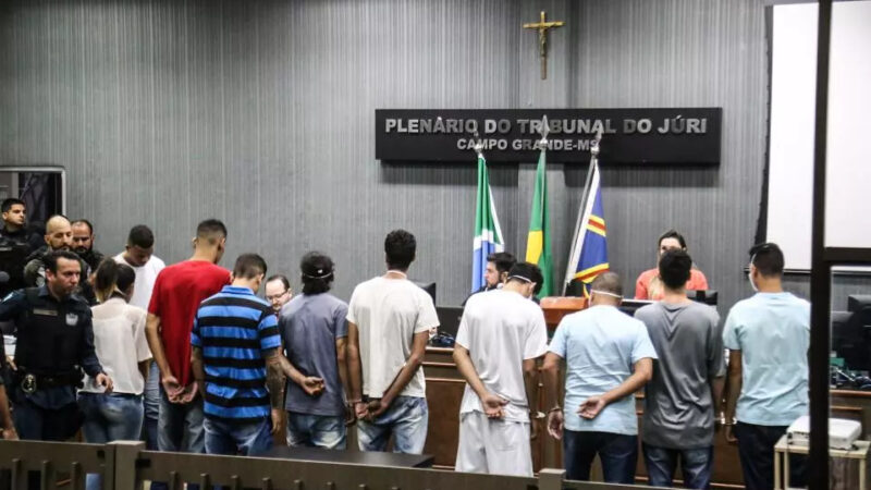 Com forte esquema de segurança, 10 membros do PCC vão a júri em Campo Grande por decapitar rival