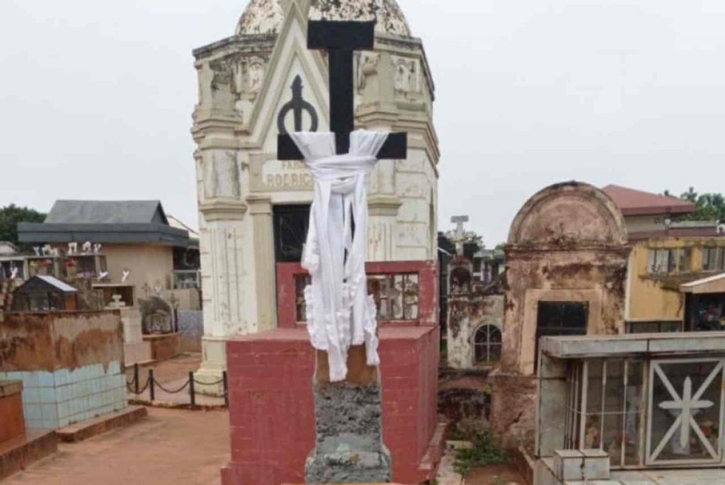 Polícia investiga ritual macabro em cemitério da fronteira de MS