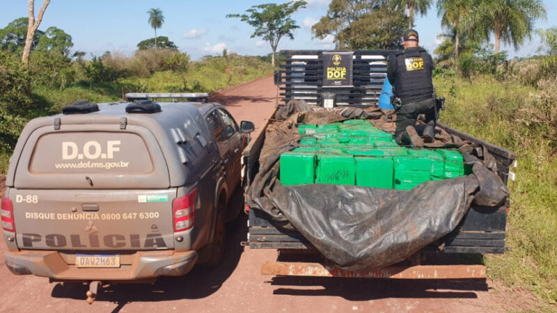 Homem tenta fugir de policiais com quase duas toneladas de maconha