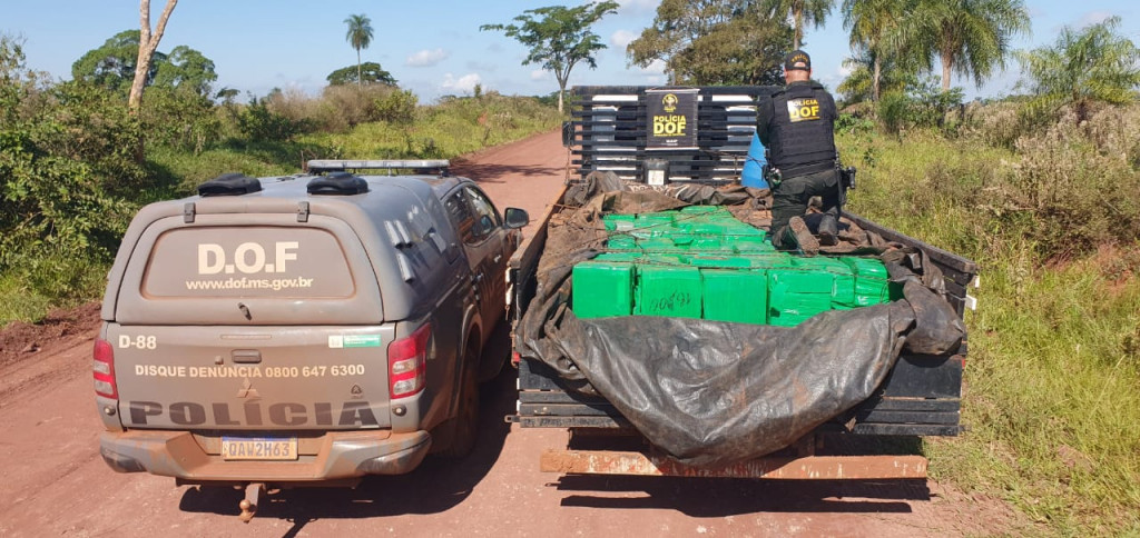 Homem tenta fugir de policiais com quase duas toneladas de maconha