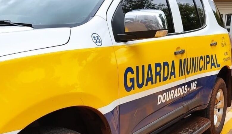 Homem para o carro em frente a academia de ginástica para se masturbar