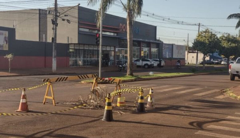 Buraco em avenida movimentada gera alerta a condutores