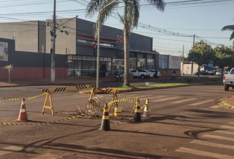 Buraco em avenida movimentada gera alerta a condutores