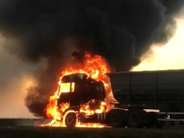 Carreta pega fogo e motorista sai ileso na BR-060