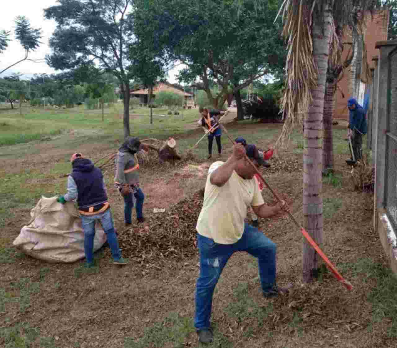 Parque de Dourados recebe roçada e manutenção na iluminação