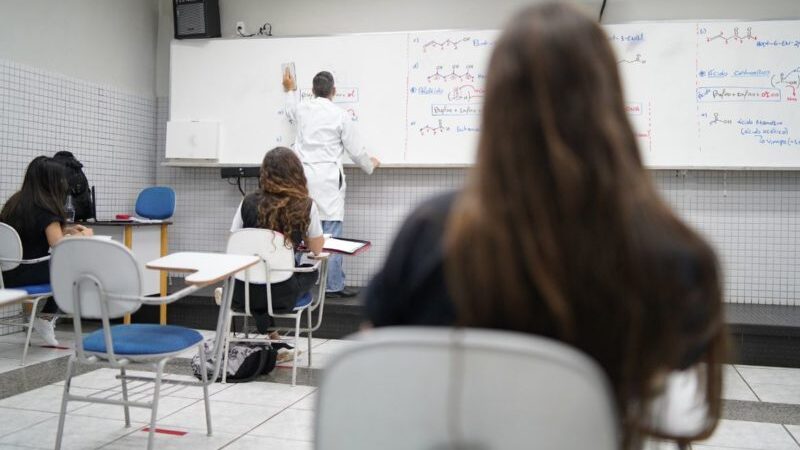 Prefeitura firma parceria com Anhanguera e fornece cursos de capacitação para professores da Reme