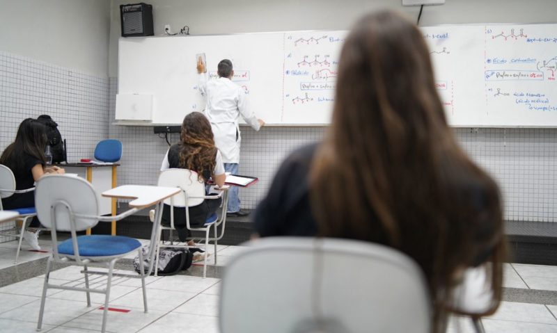 Prefeitura firma parceria com Anhanguera e fornece cursos de capacitação para professores da Reme