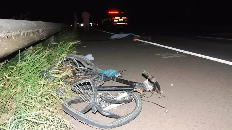 Ciclista morre atropelado por caminhão boiadeiro na MS-352