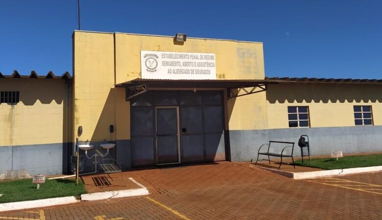 Motocicleta deixada em frente ao presídio semiaberto é furtada