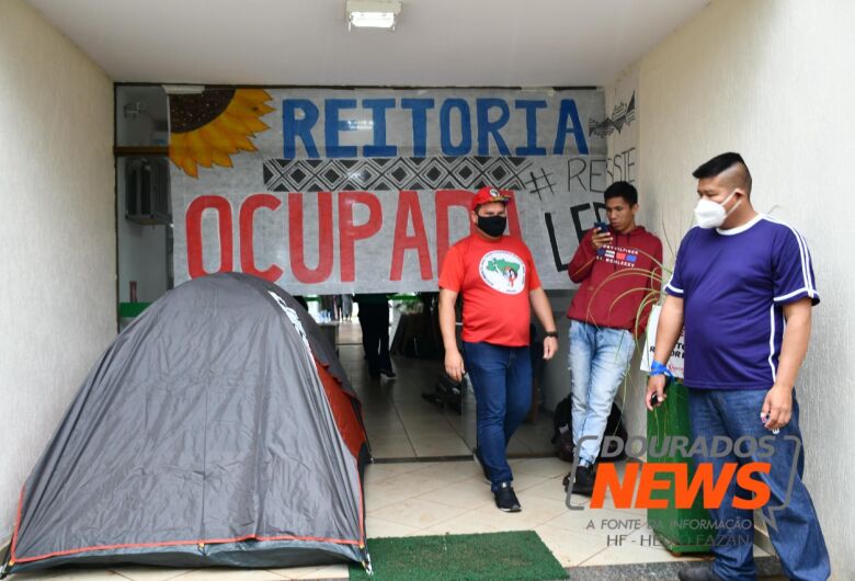 Em novo ato, estudantes ocupam reitoria por temor a corte de gastos da FAIND