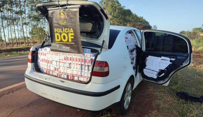 Jovem é preso com carro abarrotado de cigarros e motor furtado