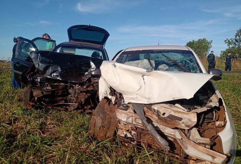 Colisão frontal deixa pessoa presa às ferragens entre Dourados e Itahum