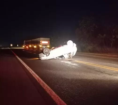 Motorista atropela anta e capota carro na BR-163; rapaz teve couro cabeludo arrancado