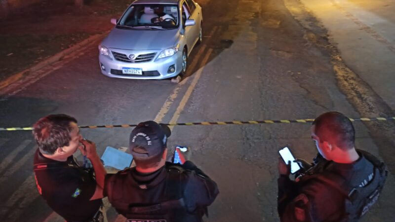 Homem é executado com vários tiros dentro de veículo Corolla em Dourados; veja o vídeo