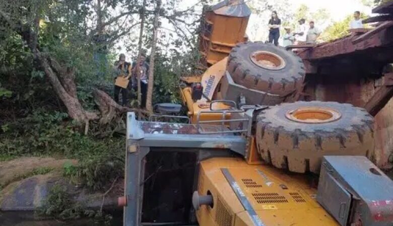 Trator cai de ponte e mata operador de máquinas esmagado