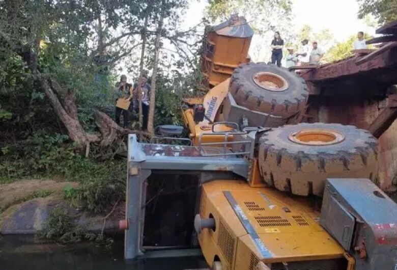 Trator cai de ponte e mata operador de máquinas esmagado