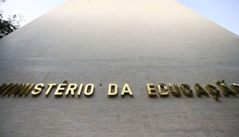 Mais de 9 mil estudantes recebem hoje Bolsa Permanência