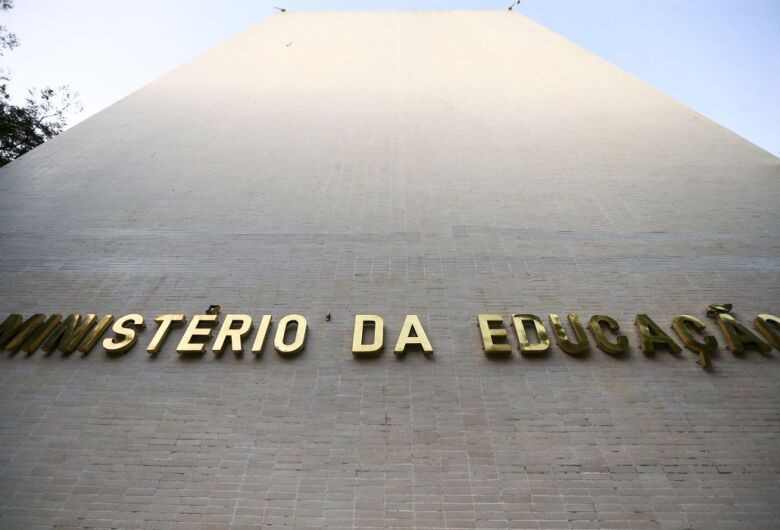 Mais de 9 mil estudantes recebem hoje Bolsa Permanência