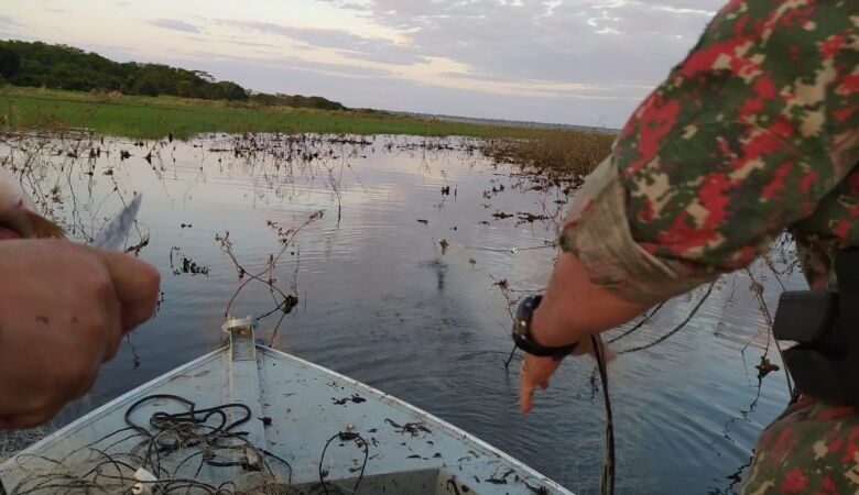 PMA fiscaliza pescadores e 2 mil metros apreende rede em rio de MS