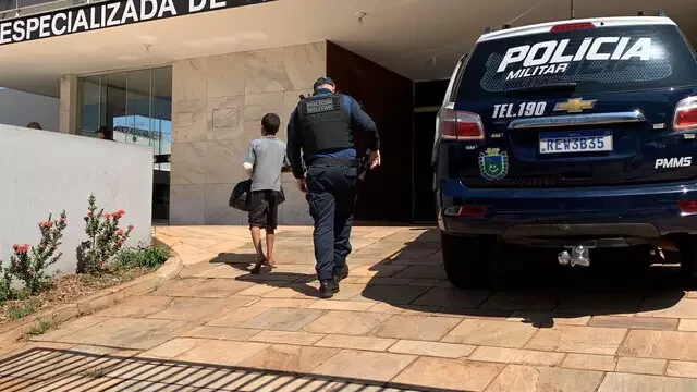 Criança de 12 anos percorre 15 quilômetros para fugir da mãe