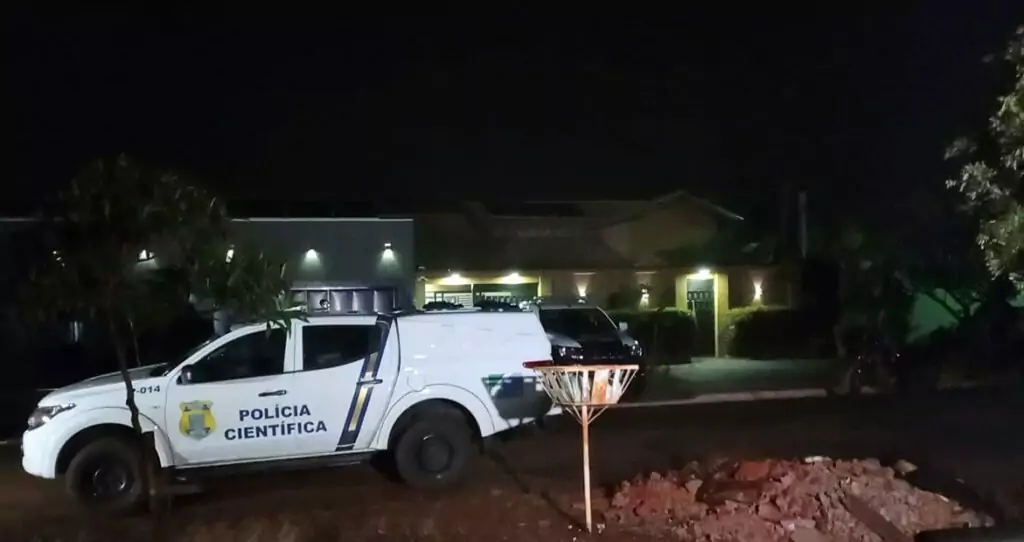 Criminoso invade residência, ameaça matar família, ataca policiais e acaba morto