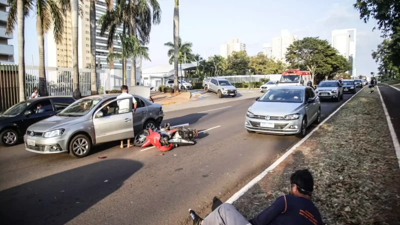 Motociclista vai parar embaixo de carro em acidente na Afonso Pena em Campo Grande