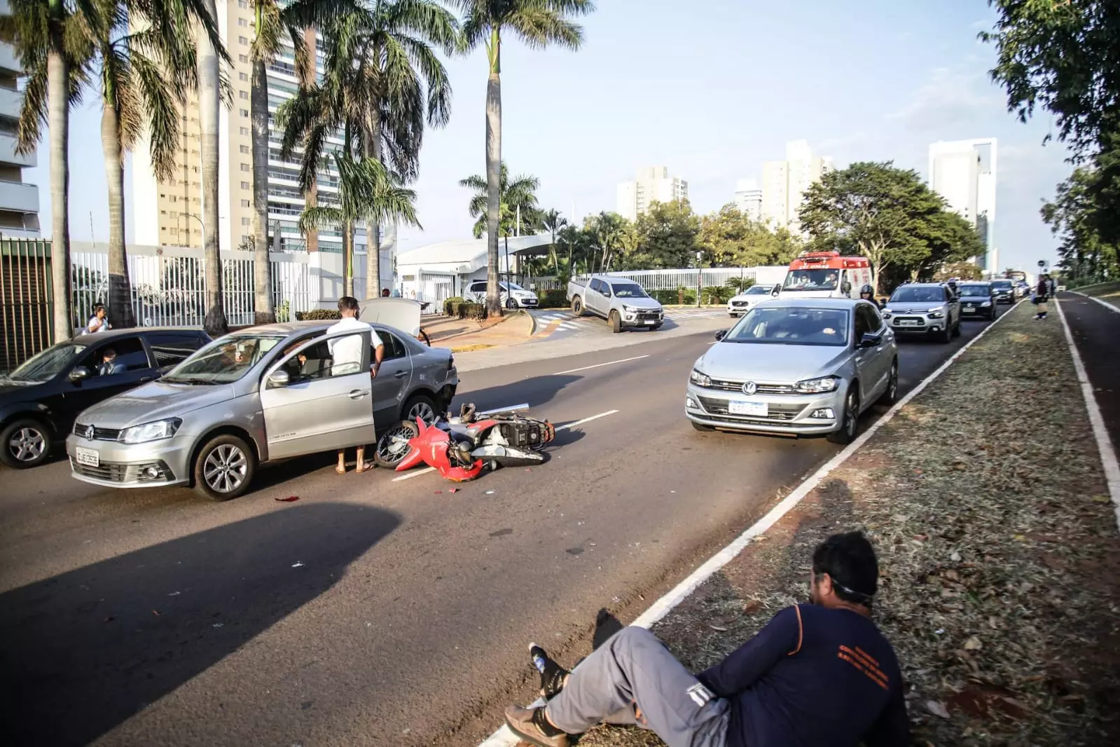 Motociclista vai parar embaixo de carro em acidente na Afonso Pena em Campo Grande