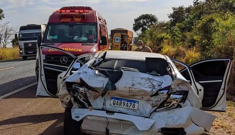 Carro com vice-prefeito e vereadoras é arremessado em acidente na BR-163