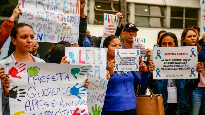 Pais de filhos com autismo protestam por falta de auxiliares nas escolas em Campo Grande