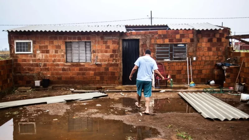 ‘Quase cai em cima de mim’, lamenta idosa que teve casa destelhada no Portal Caiobá