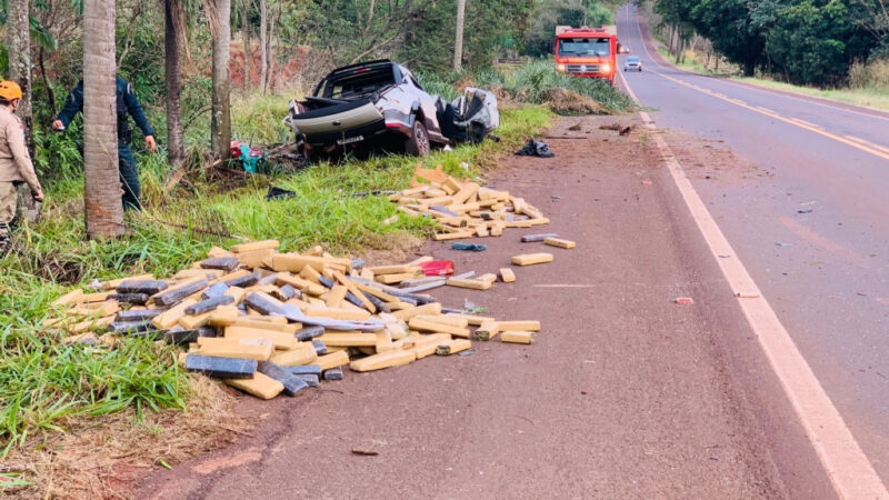 Maconha fica espalhada na estrada em acidente que matou traficante