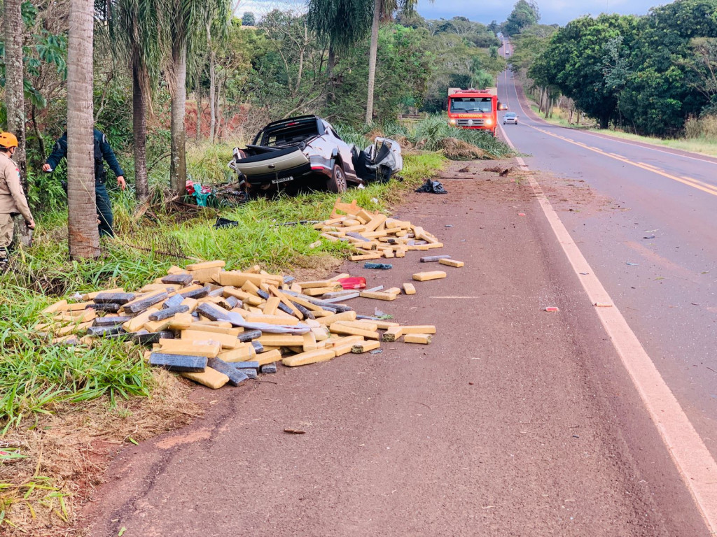 Maconha fica espalhada na estrada em acidente que matou traficante