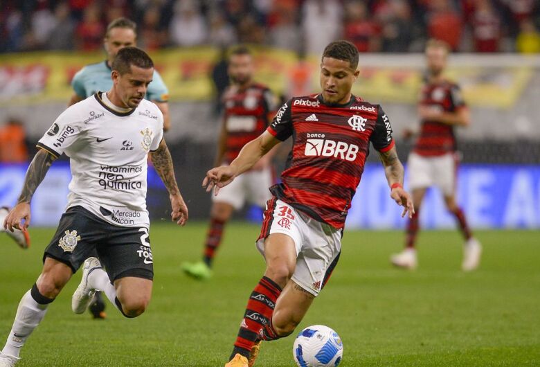 Flamengo e Corinthians decidem vaga na semifinal nesta terça