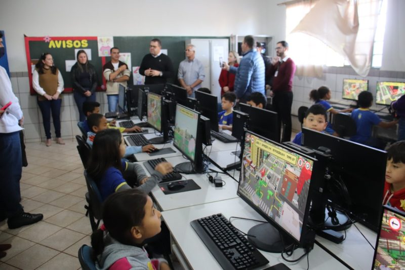 Alan começa a entregar 1.100 computadores a escolas municipais