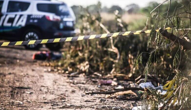 Corpo de homem queimado com óleo diesel é encontrado perto de lixão