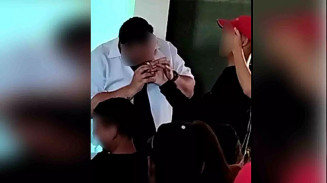 Professor é afastado após ser filmado ‘chupando’ dedo de aluno em aula sobre camisinha