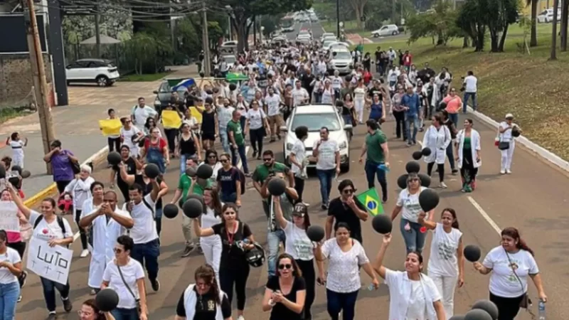 Enfermagem de Campo Grande fecha a Afonso Pena em protesto por piso salarial