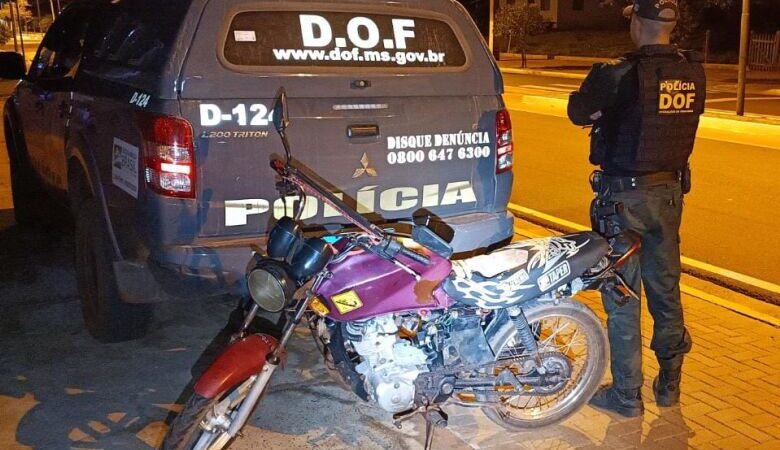 Motocicleta furtada conduzida por adolescente de 14 anos é recuperada