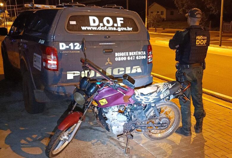 Motocicleta furtada conduzida por adolescente de 14 anos é recuperada