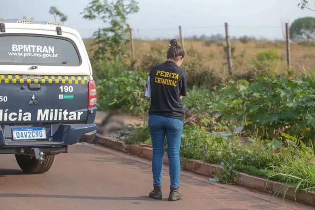 Homem é encontrado carbonizado em calçada