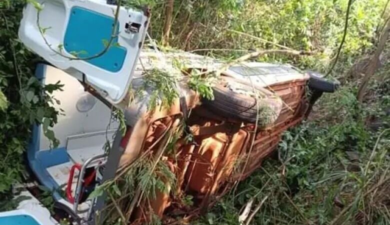 Carreta e ambulância de MS batem no Paraná e 4 ficam feridos