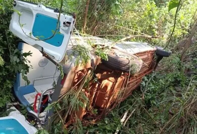 Carreta e ambulância de MS batem no Paraná e 4 ficam feridos