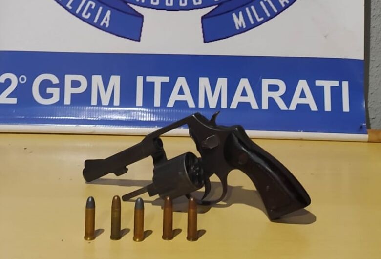 Homem usa arma de fogo para ameaçar ex-namorada e acaba preso