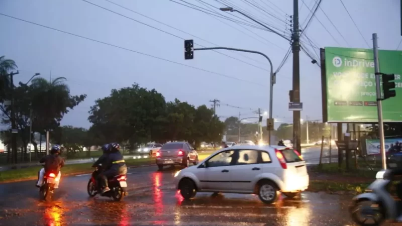 Após temporal causar estragos, 32 bairros de Campo Grande continuam sem luz