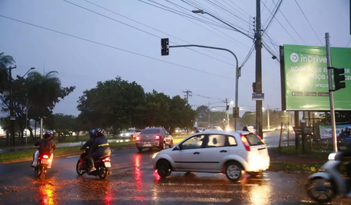 Após temporal causar estragos, 32 bairros de Campo Grande continuam sem luz