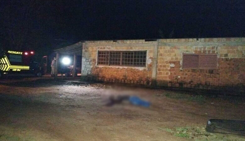 Homem é assassinado a golpes de faca após discussão em residência