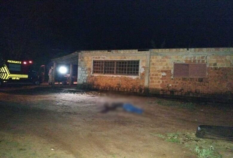 Homem é assassinado a golpes de faca após discussão em residência