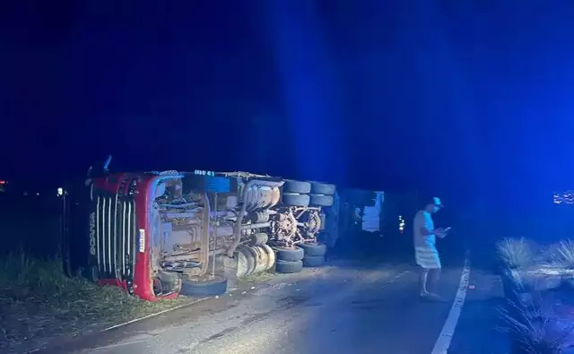 Motorista perde controle, carreta tomba e carga fica na pista