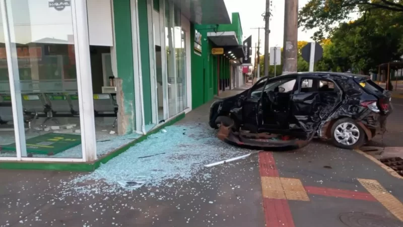 Motorista perde controle e destrói funerária em avenida; 5 pessoas estavam no carro